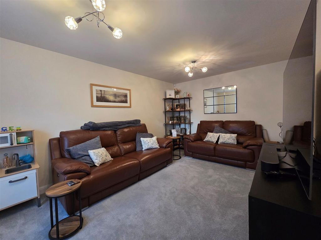 Property photo 2 of 16 Lounge.Jpg