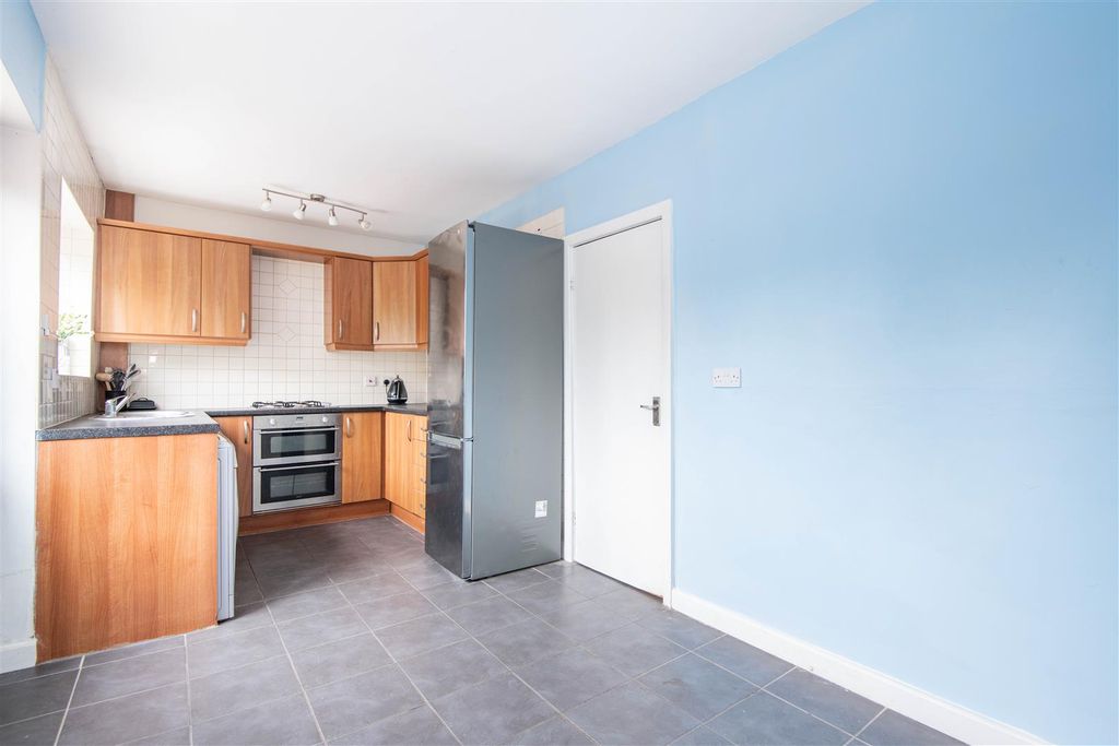 Property photo 3 of 17 Kitchen