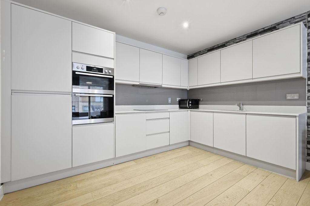 Property photo 2 of 10 008_Img_8057_Autoremove_17330980