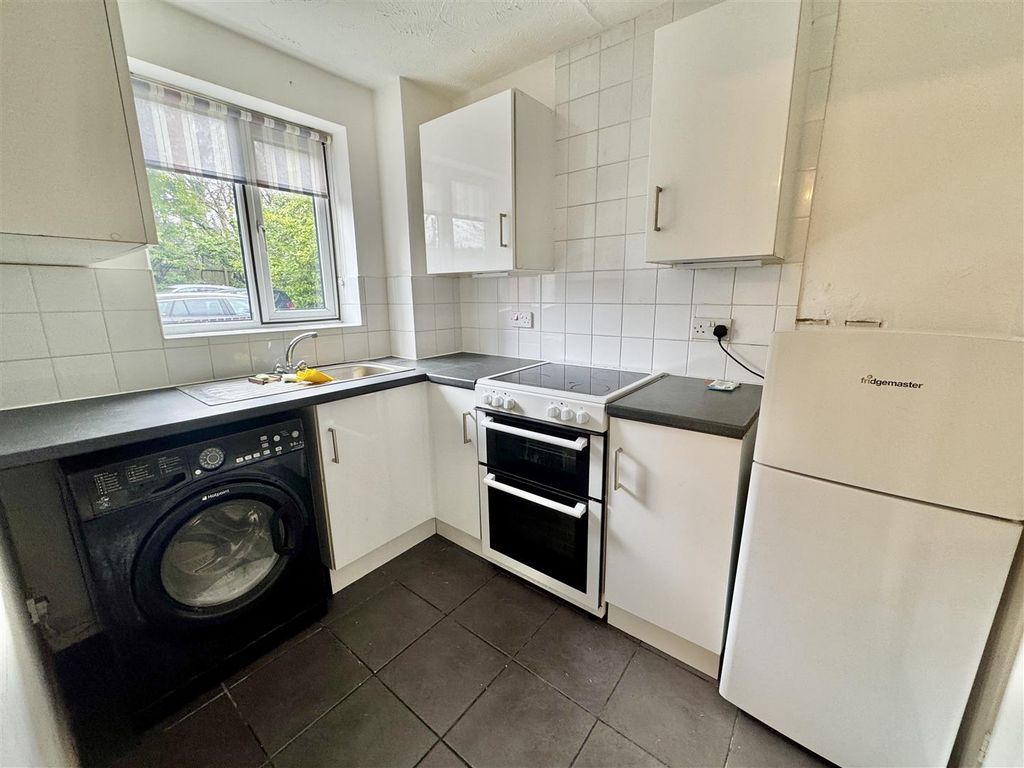 Property photo 2 of 7 Kitchen