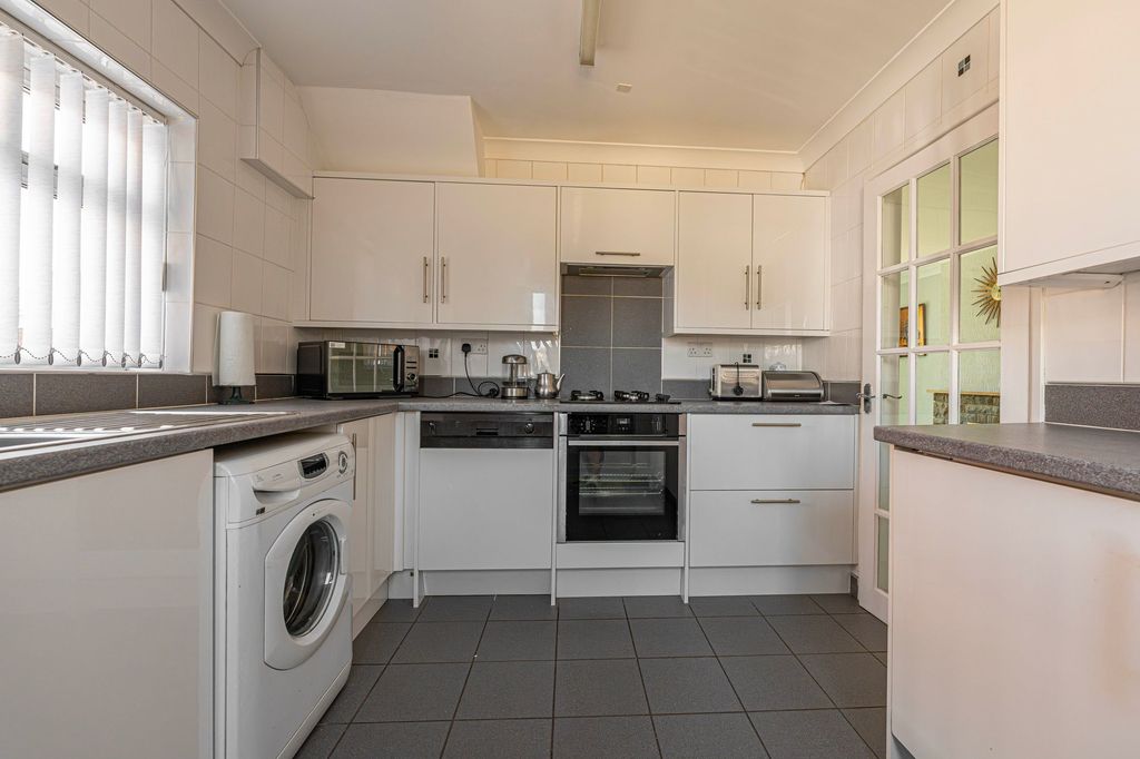 Property photo 2 of 32