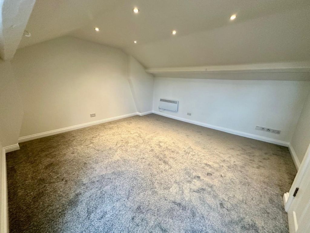 Property photo 3 of 7 Warwick3.Jpg