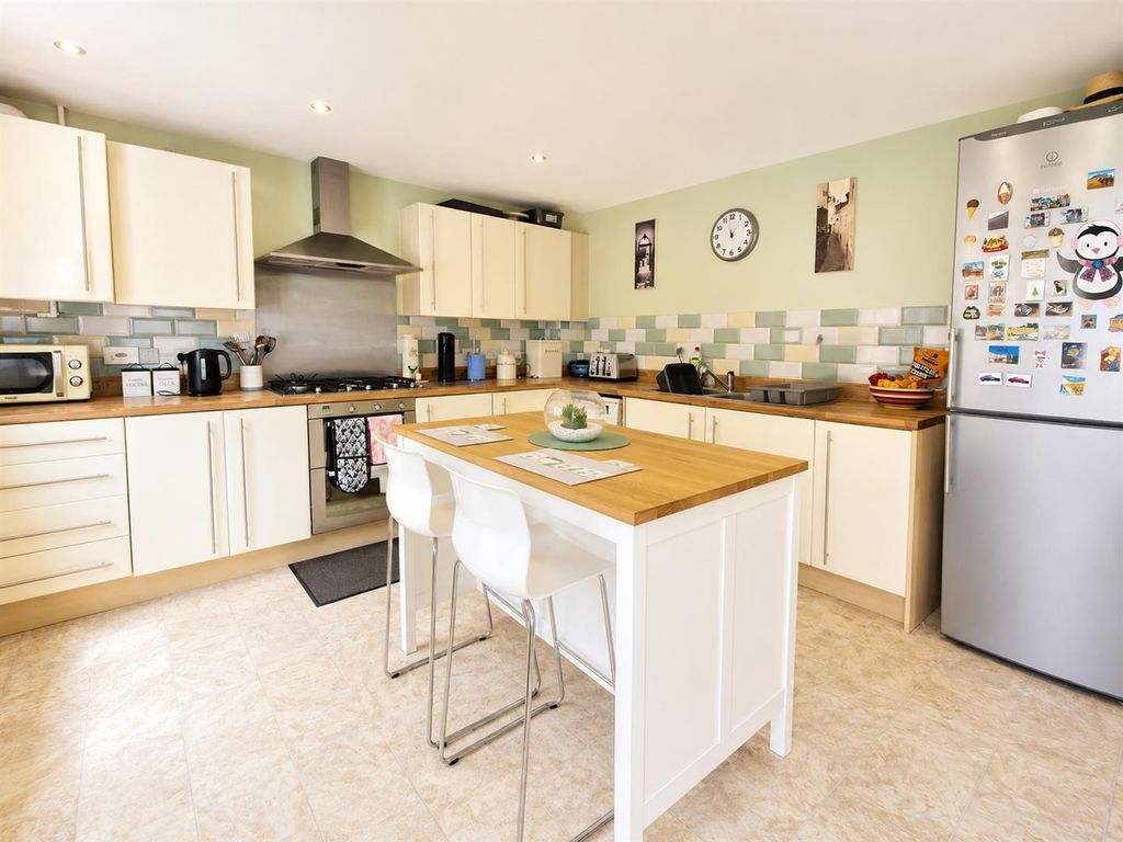 Property photo 3 of 19 Kitchen
