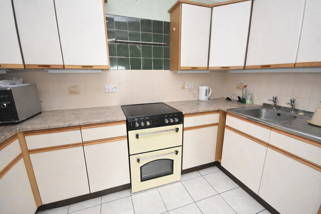Property photo 3 of 9 Kitchen