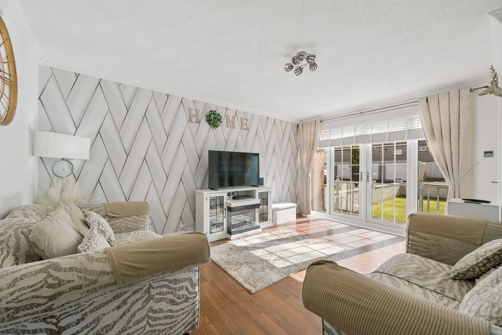 Property photo 2 of 19 Lounge