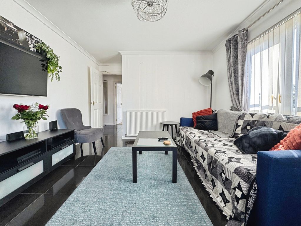 Property photo 3 of 16 Lounge