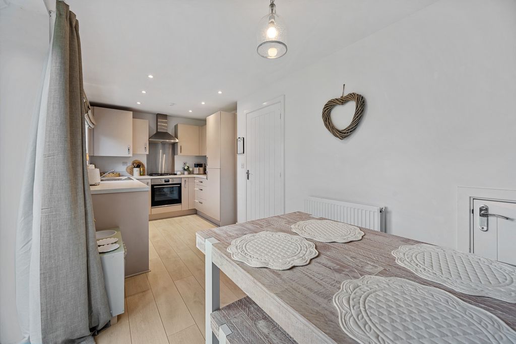 Property photo 3 of 27