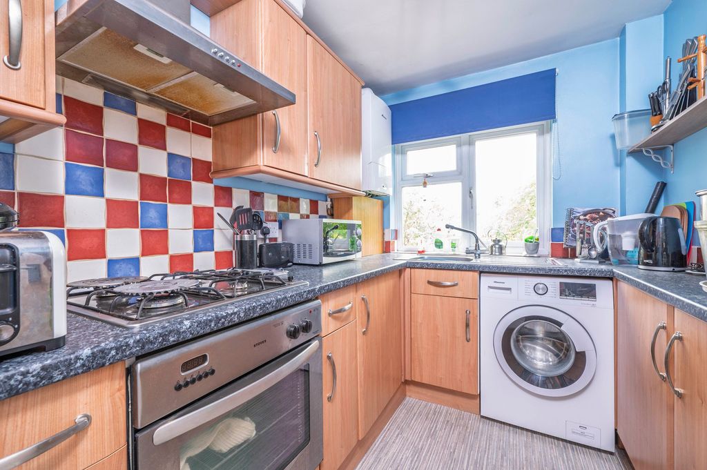 Property photo 3 of 11 Kitchen