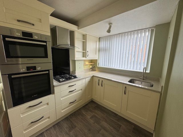 Property photo 3 of 17 Kitchen