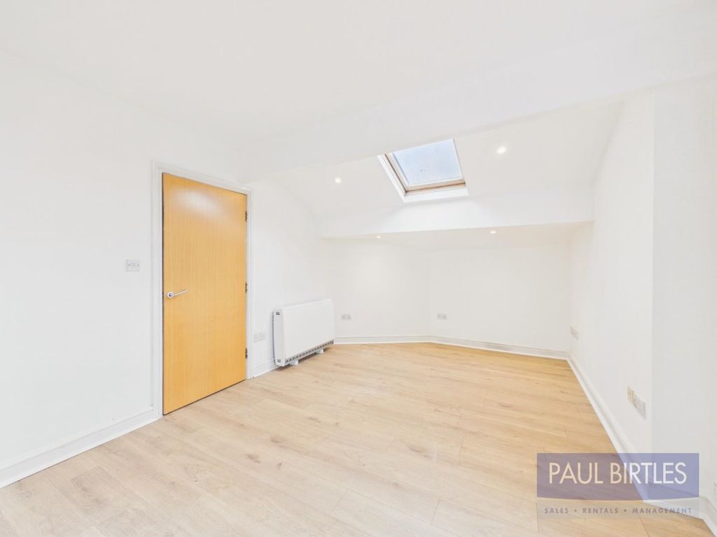 Property photo 3 of 12 Cam01301G0-Pr0829-Still010.Jpg