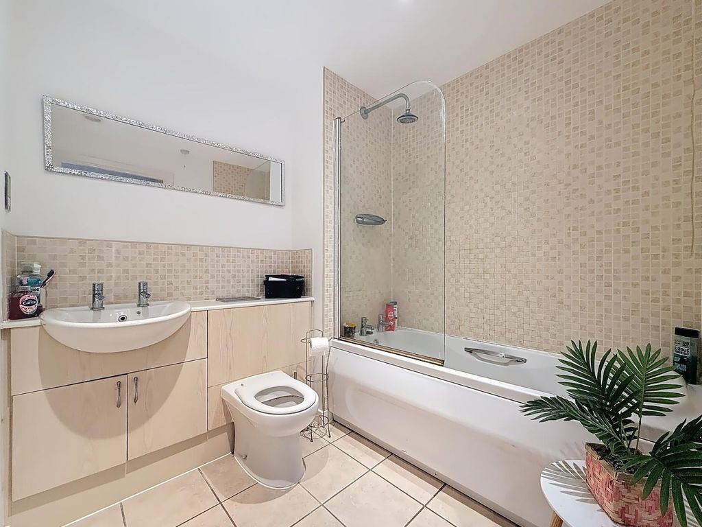 Property photo 3 of 17 Bathroom