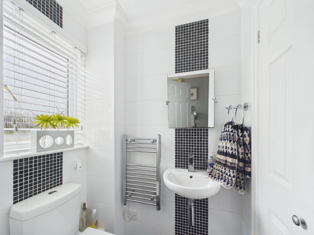 Property photo 3 of 14 Cloakroom