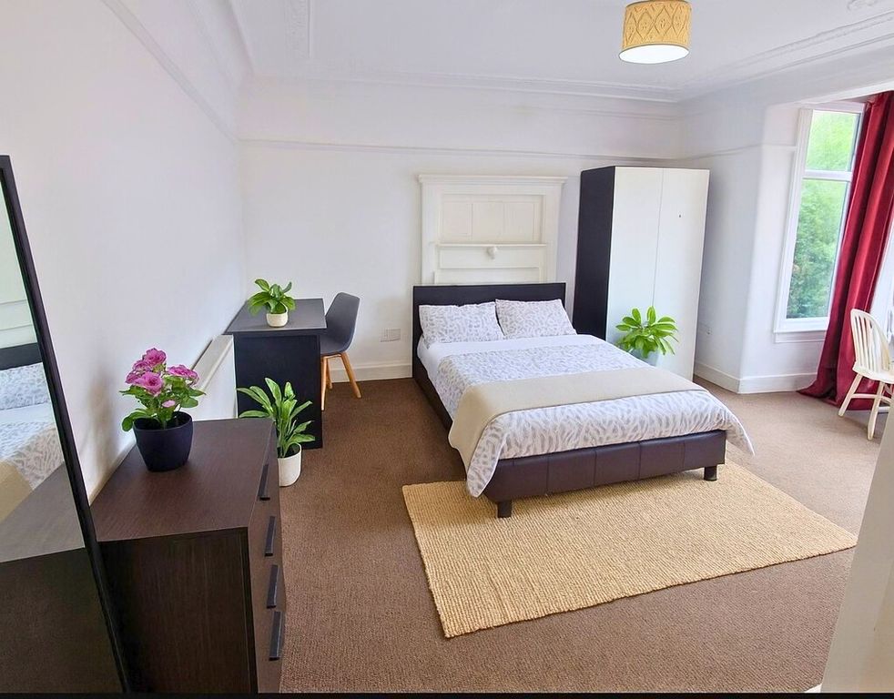 Property photo 1 of 8 Bright, Well-Presented Double Bedroom With A Comfo...