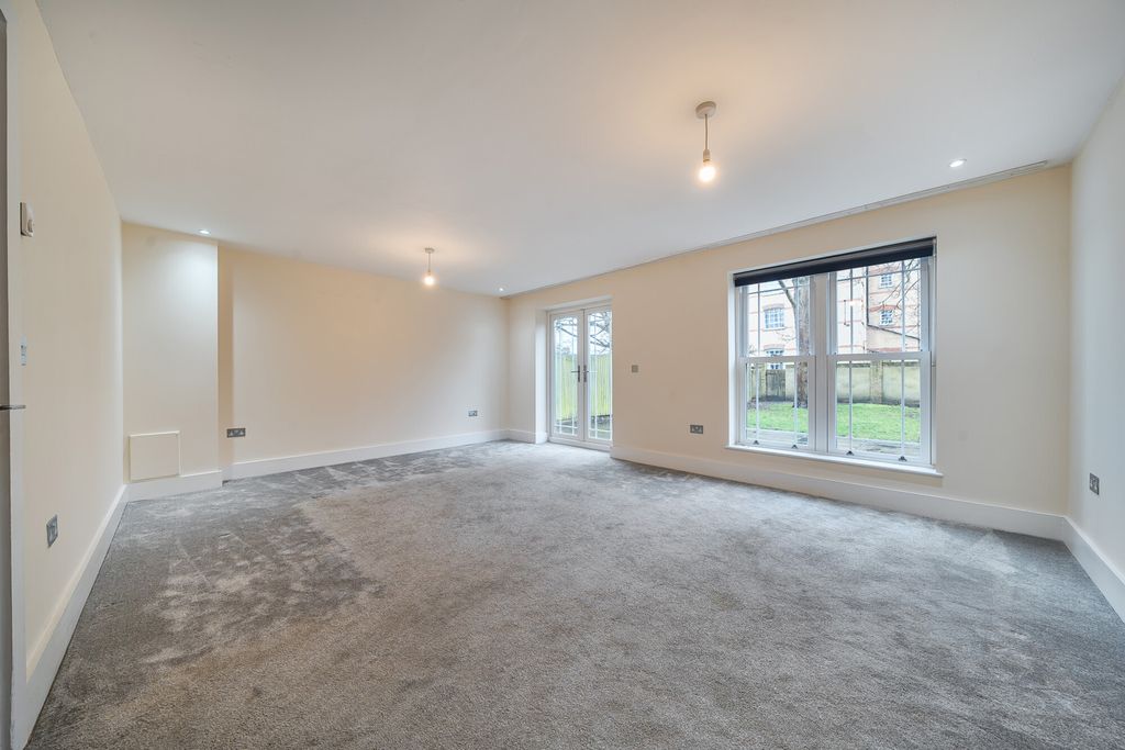 Property photo 2 of 20 1400070-17-696925...