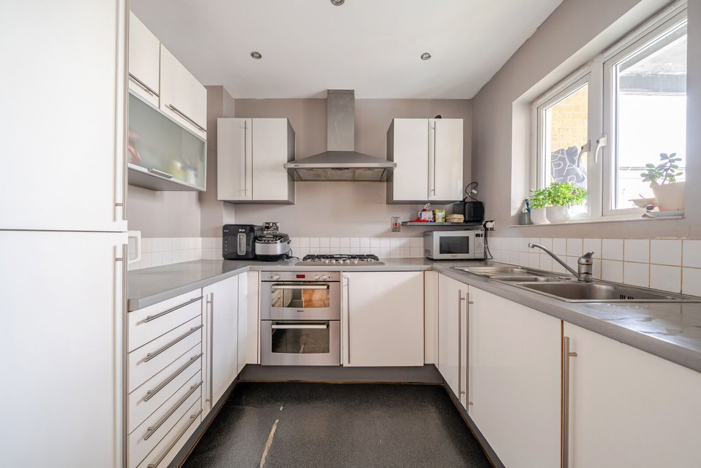 Property photo 2 of 9 Kitchen