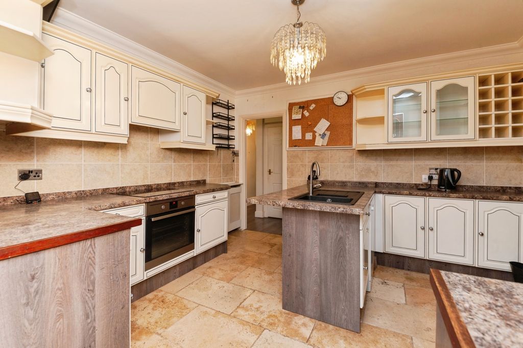 Property photo 3 of 17 Kitchen