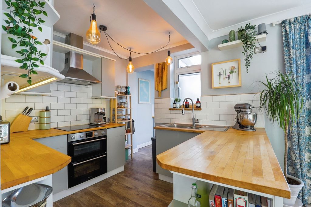 Property photo 2 of 17 Kitchen