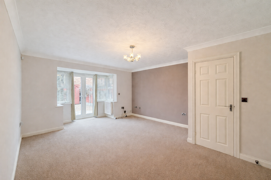 Property photo 3 of 18 Lounge