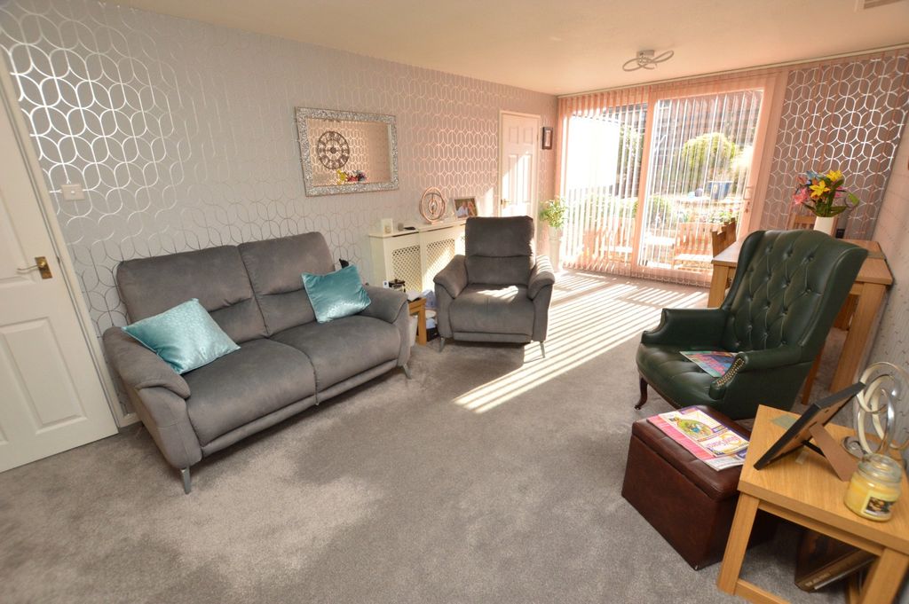 Property photo 3 of 18 Living Room