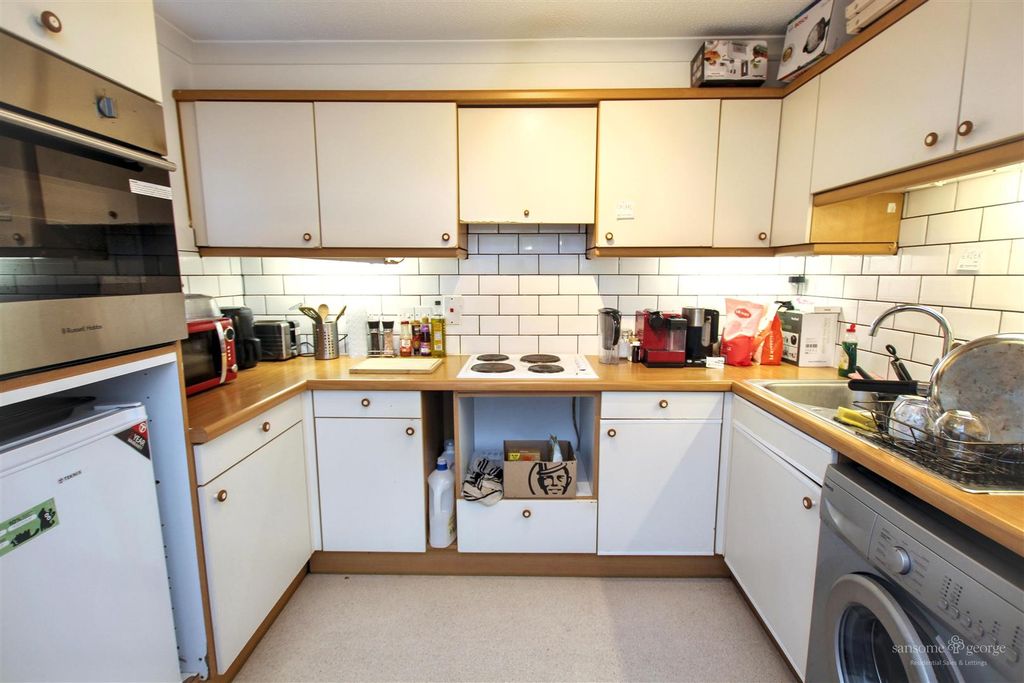 Property photo 2 of 8 Kitchen