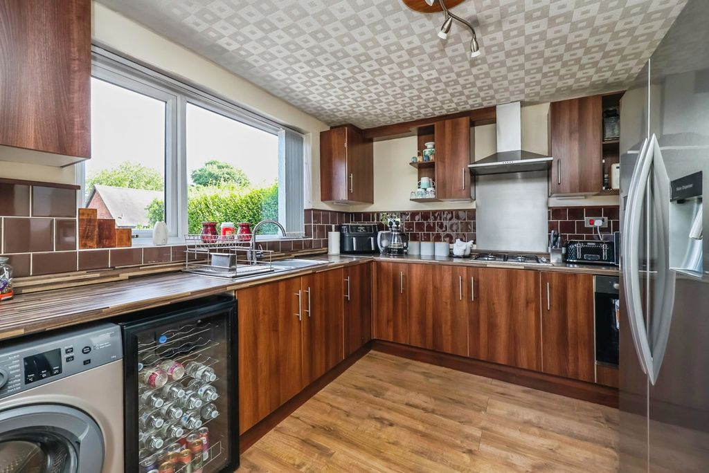Property photo 2 of 20 Fitted Kitchen