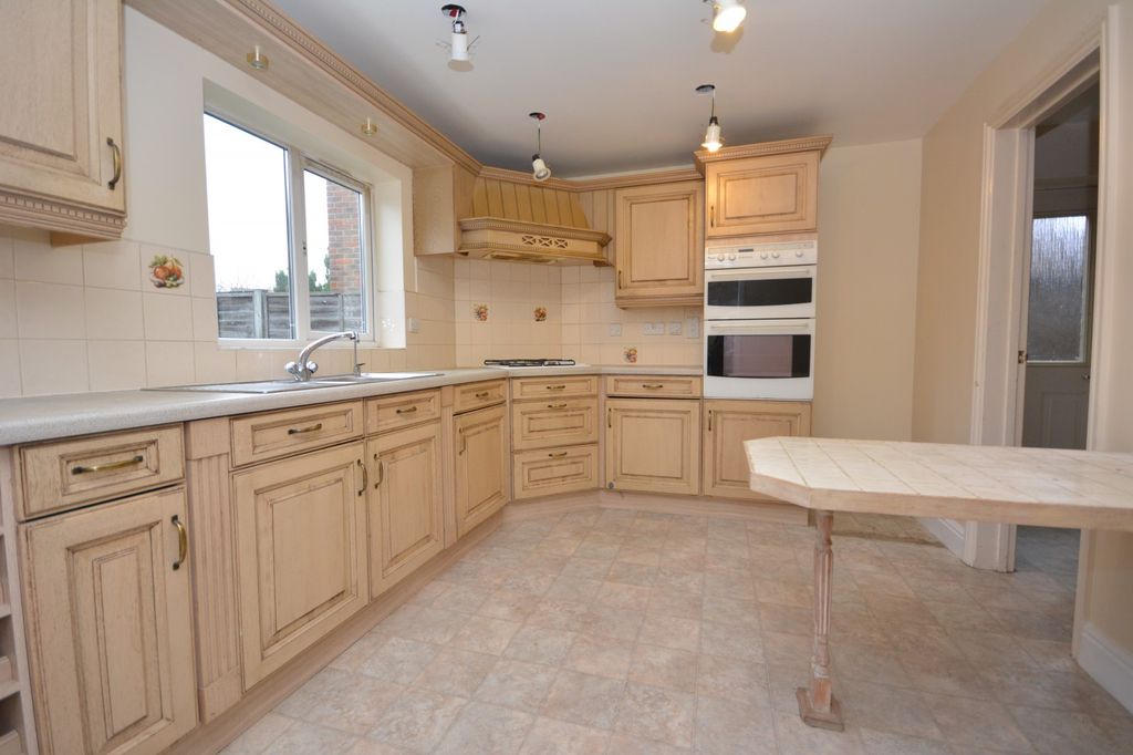 Property photo 2 of 7 Kitchen