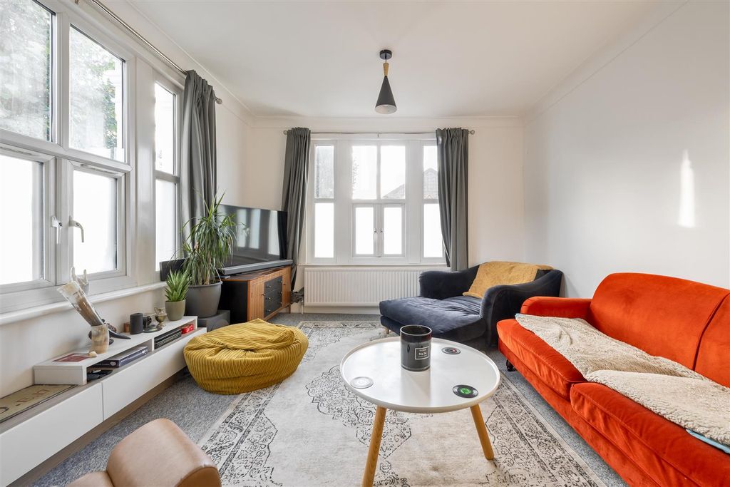 Property photo 2 of 19 Roglan Road, E17