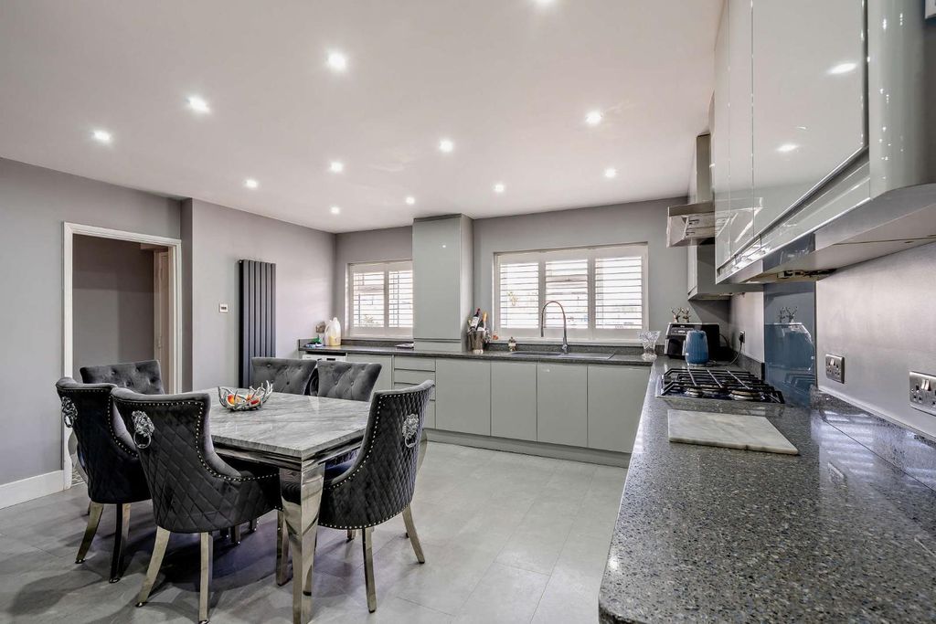 Property photo 3 of 20 8689488-Interior03-800.Jpg