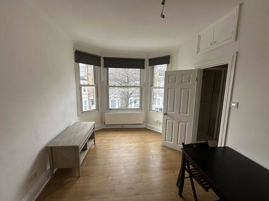 Property photo 1 of 5 Bright Bedroom With Bay Window And Wooden Floors...