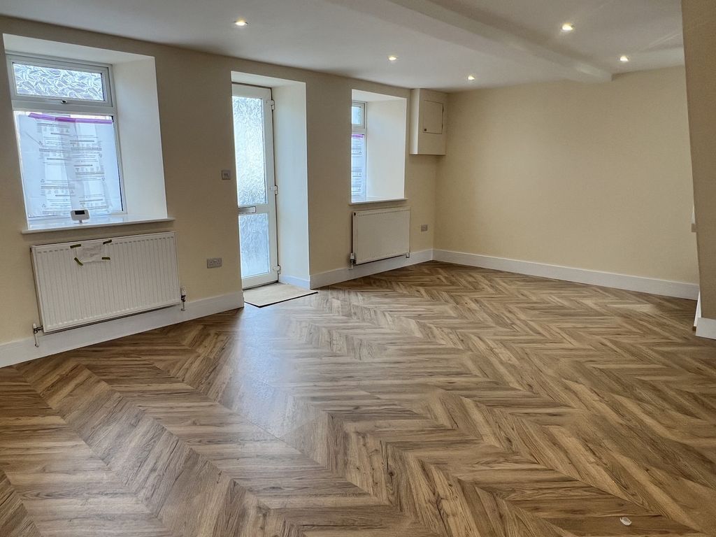 Property photo 2 of 8 Lounge