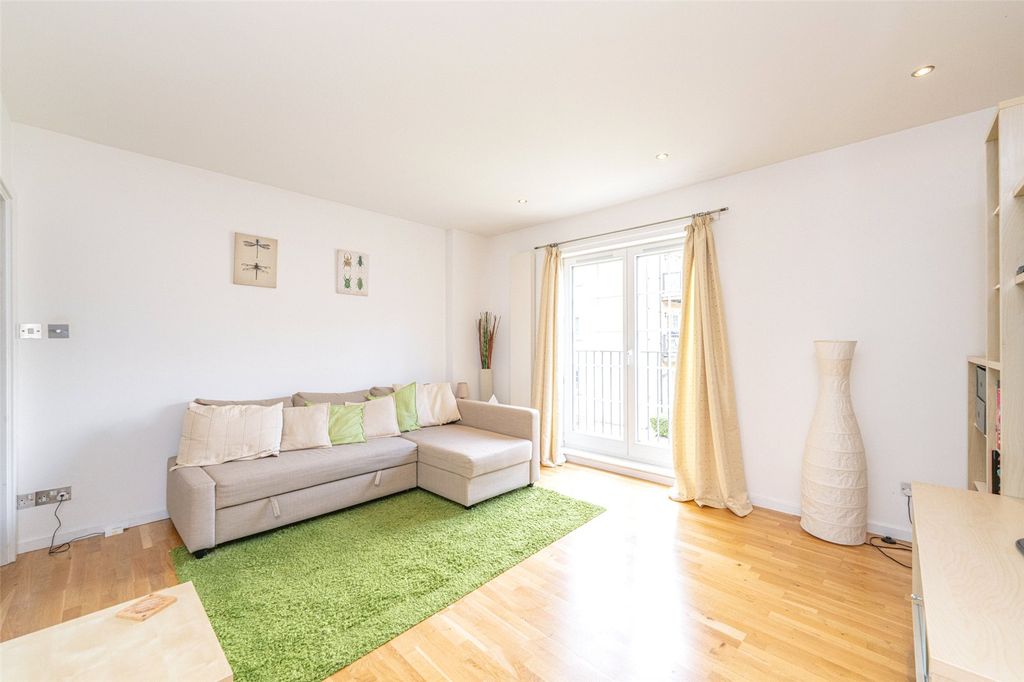 Property photo 3 of 28 Lounge Alt