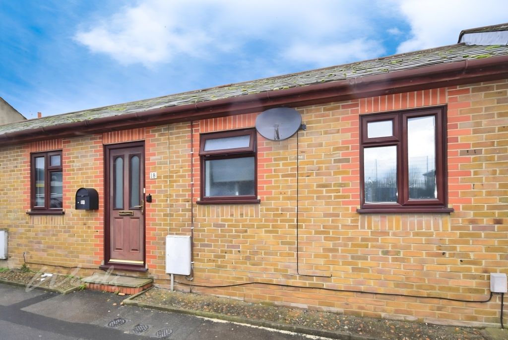 Property photo 1 of 6 Bungalow Front