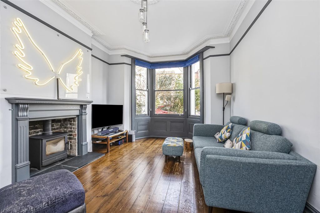 Property photo 3 of 18 Lancaster Road, 11-019.Jpg