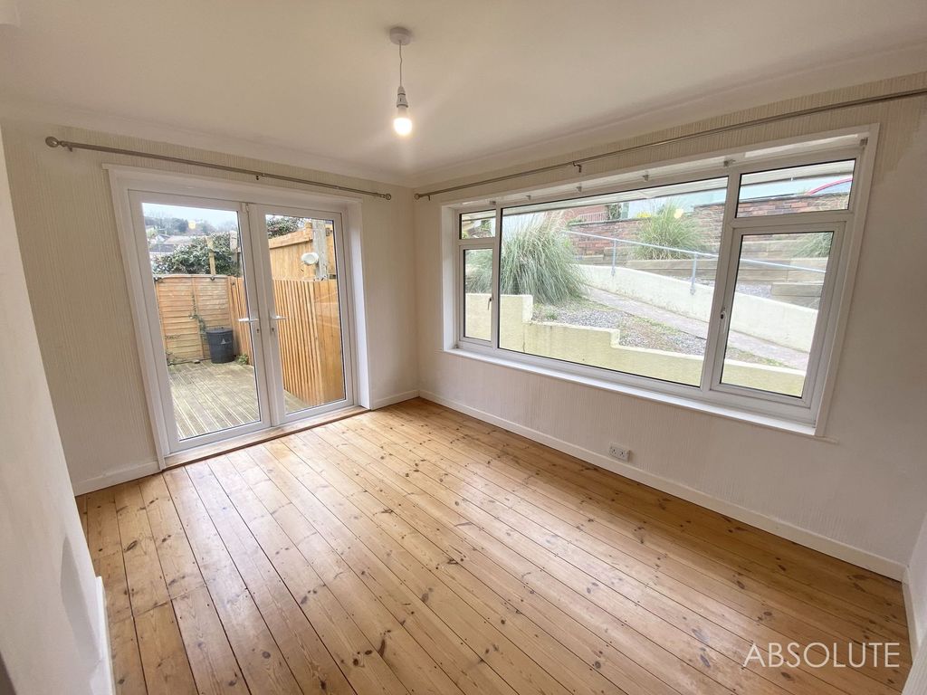 Property photo 2 of 12 Lounge