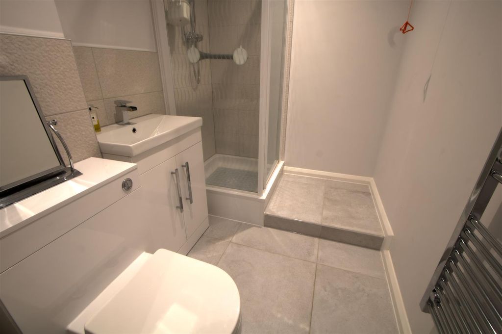 Property photo 3 of 7 Bathroom.Jpg