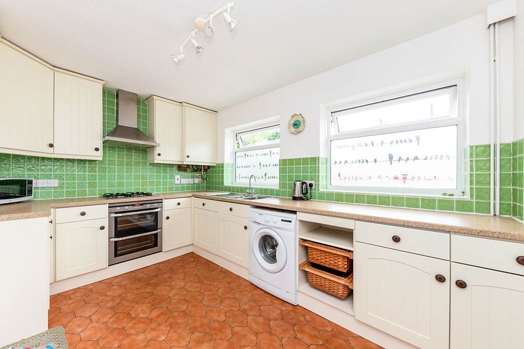Property photo 2 of 9 Kitchen