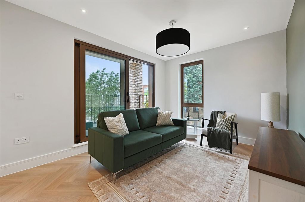 Property photo 1 of 12 Ar - Show Flat, 42 Lynton Road18 (1).Jpg