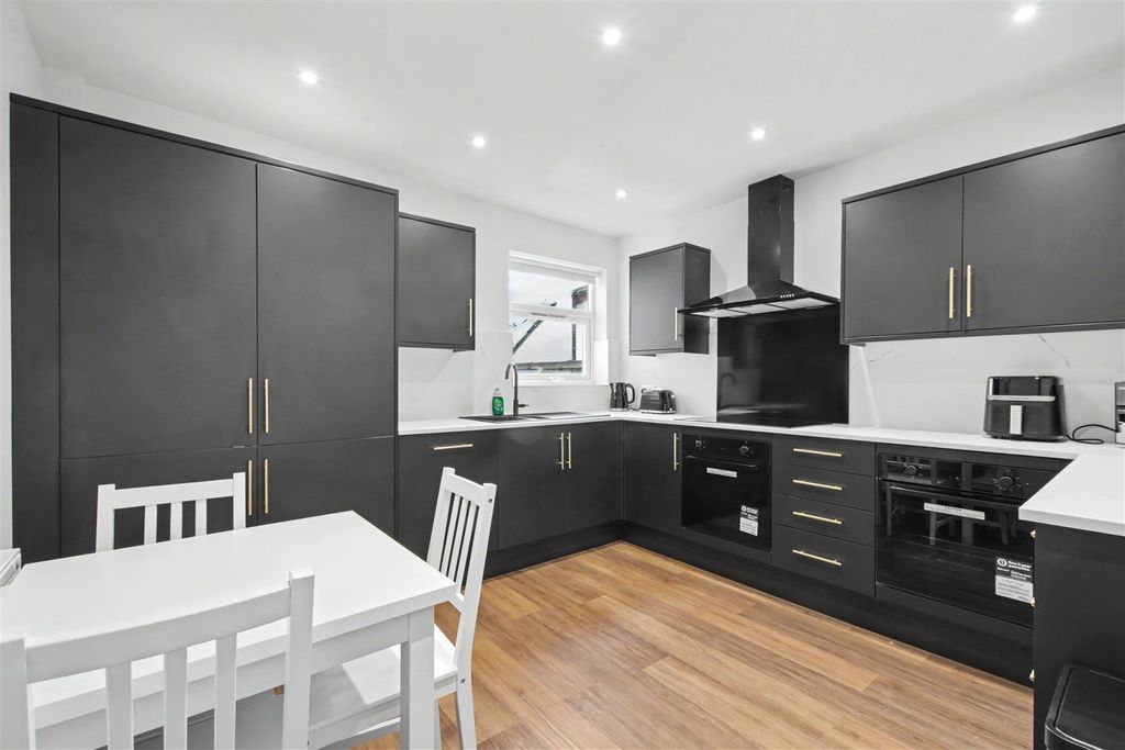 Property photo 3 of 10 Communal Kitchen_1.Jpeg