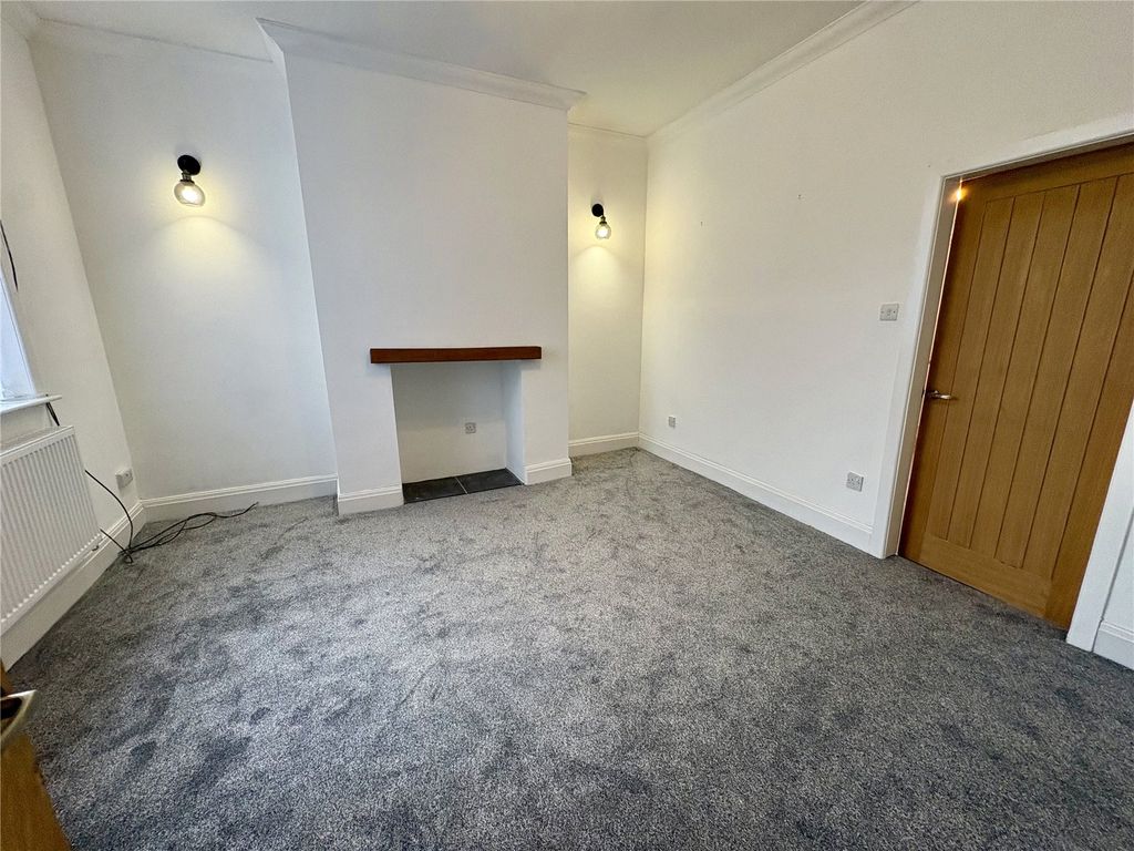 Property photo 3 of 9 Livingroom