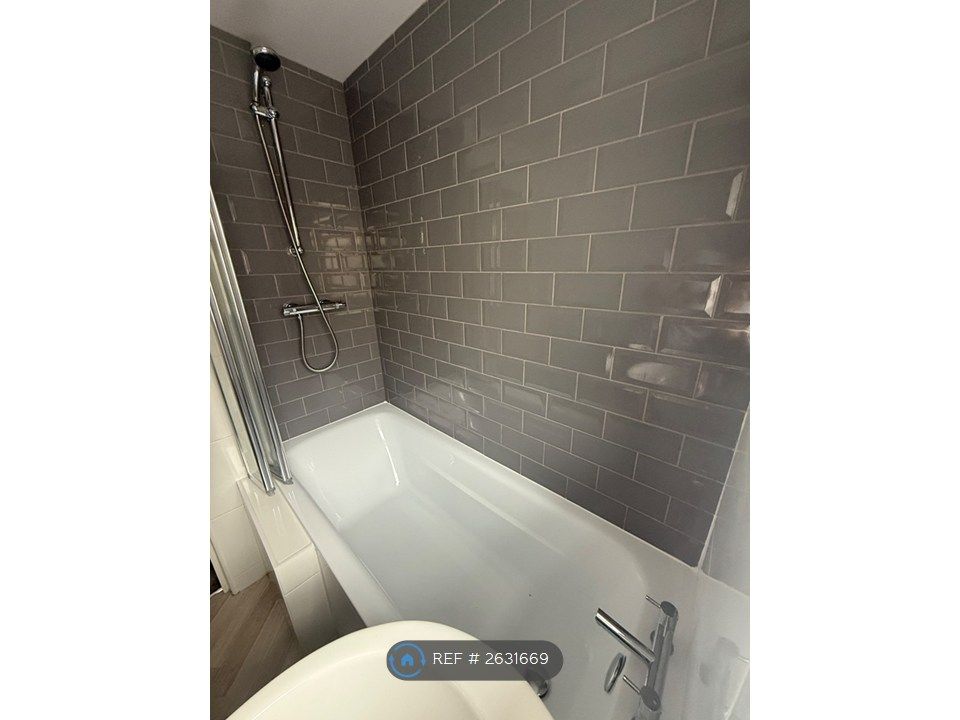 Property photo 2 of 11 Bathroom