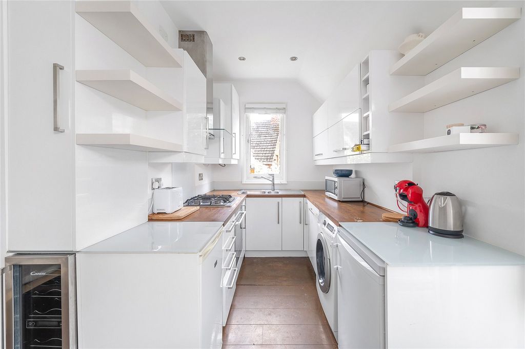 Property photo 3 of 10 Kitchen