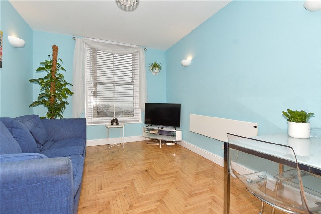 Property photo 3 of 11 Lounge