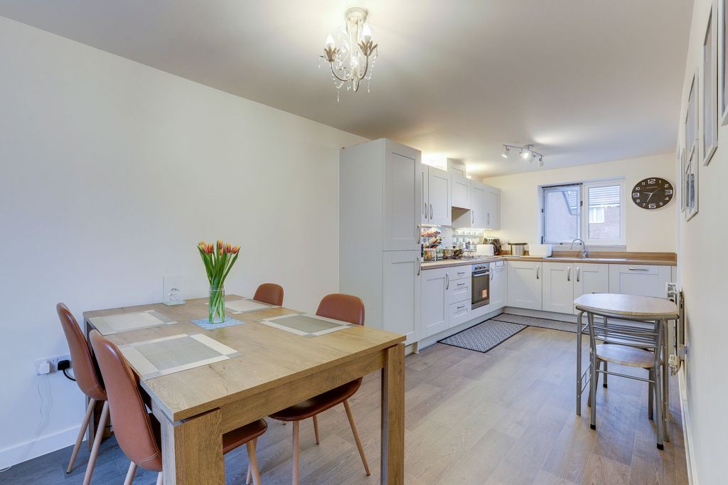 Property photo 3 of 28