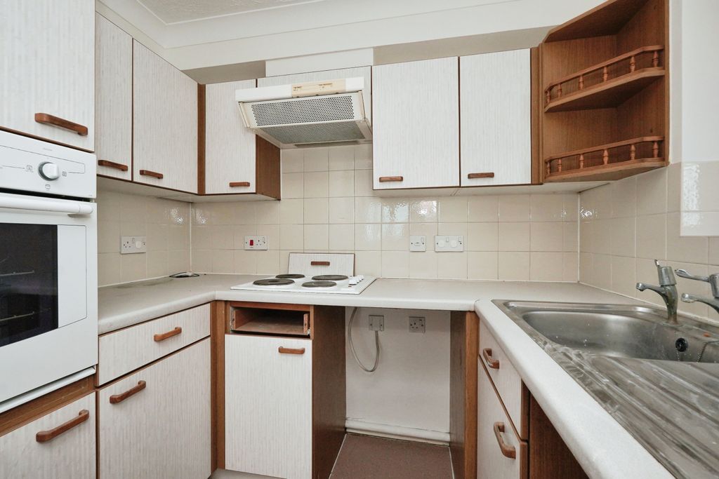 Property photo 3 of 10 Kitchen