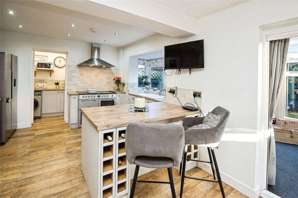 Property photo 3 of 31 Kitchen