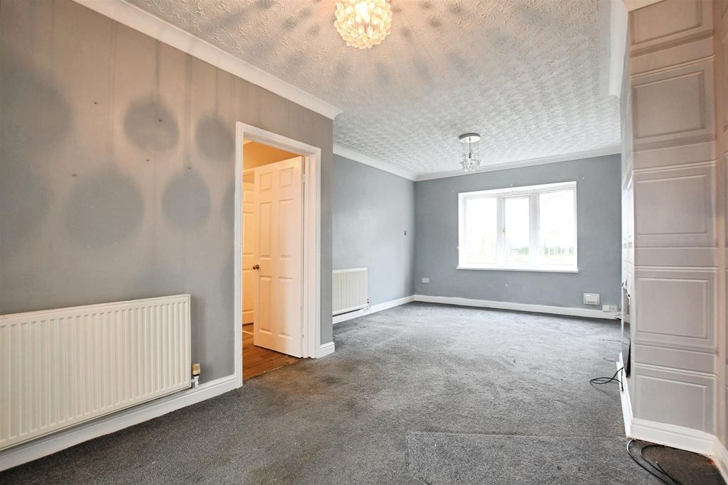 Property photo 3 of 20 Lounge