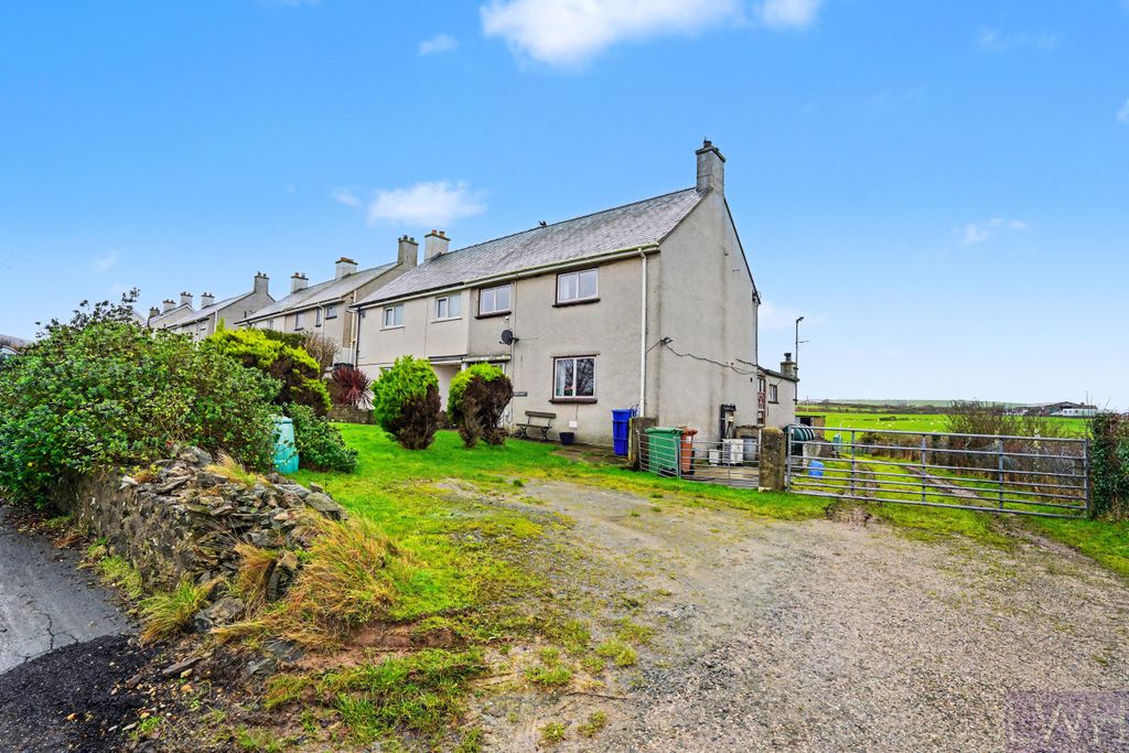 Property photo 2 of 18 Front Garden