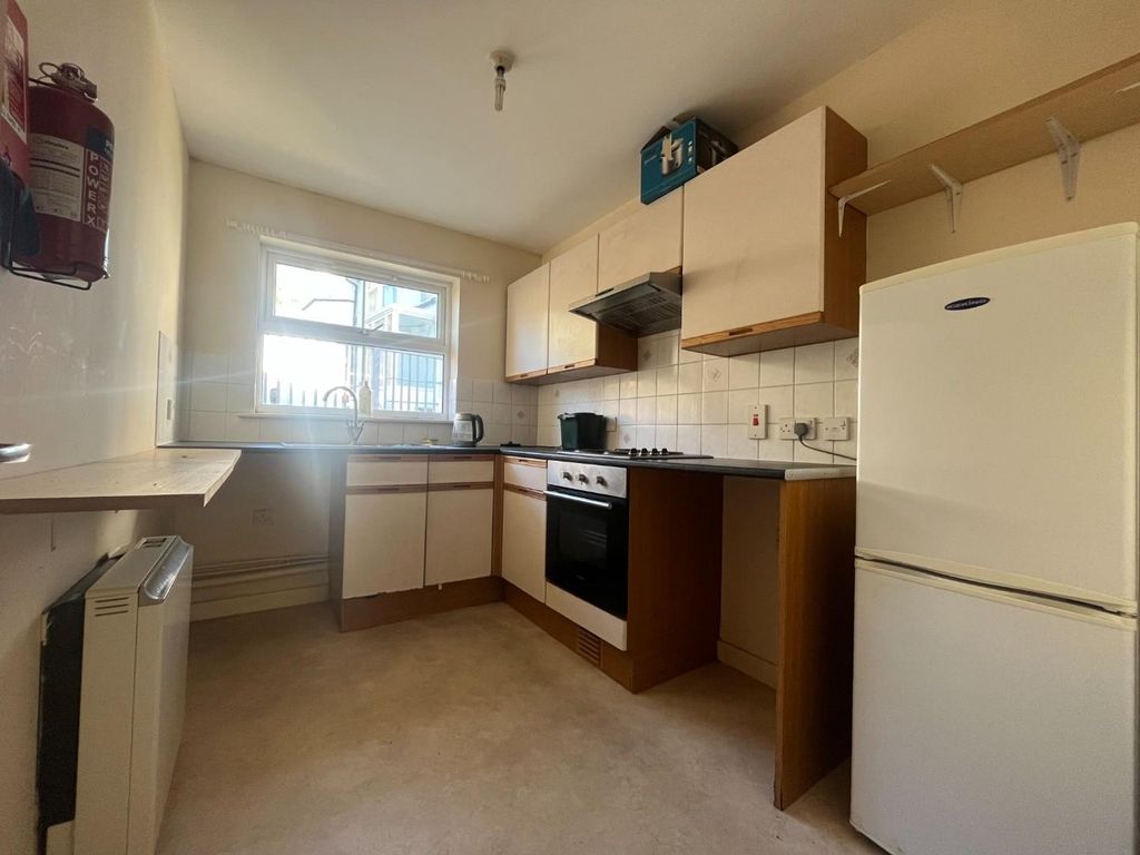 Property photo 3 of 11 Kitchen