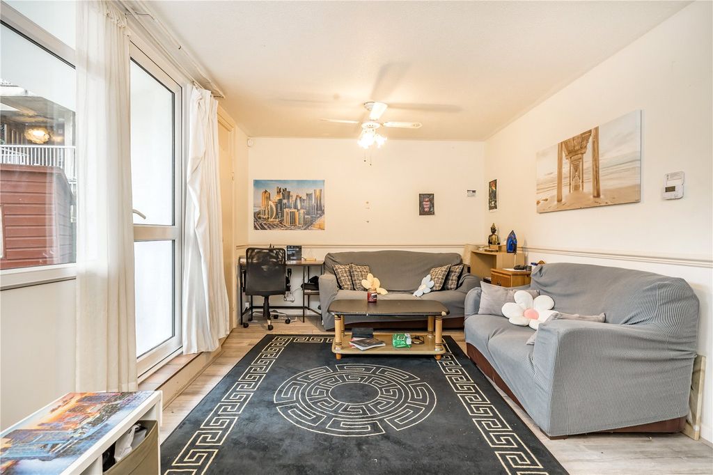 Property photo 1 of 11 Living Room