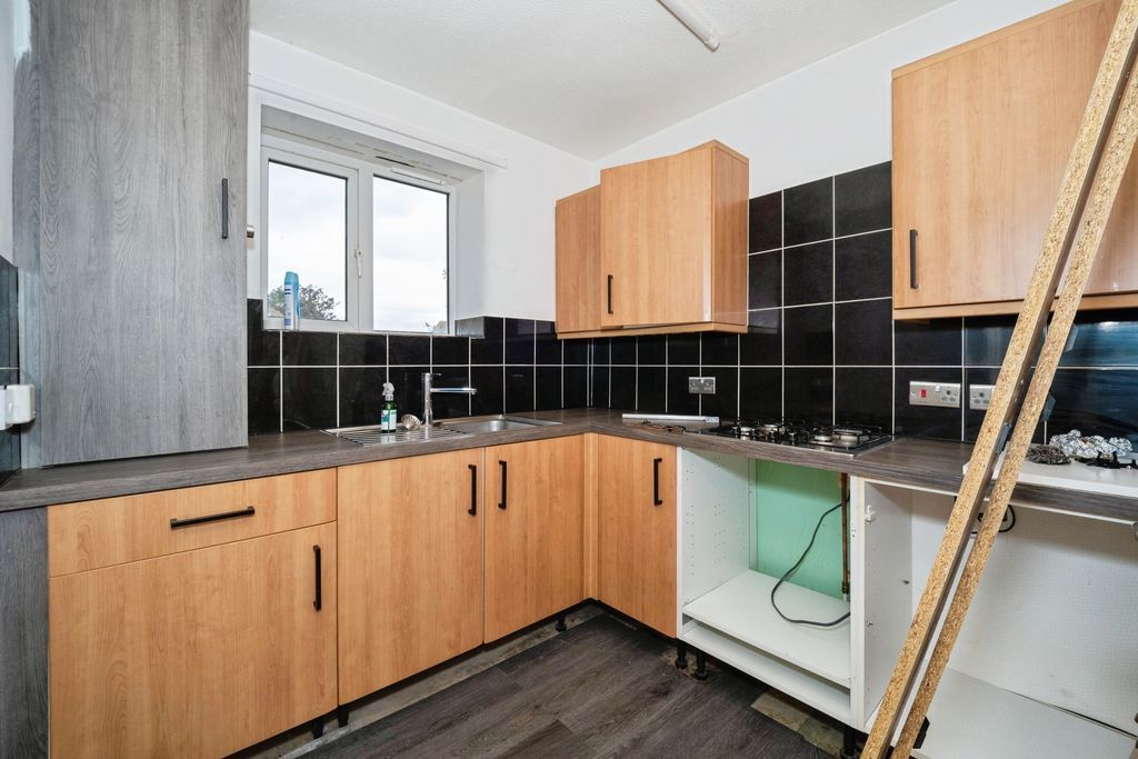2 bed flat for saleWaddington Place, Grimsby DN34 photo 4